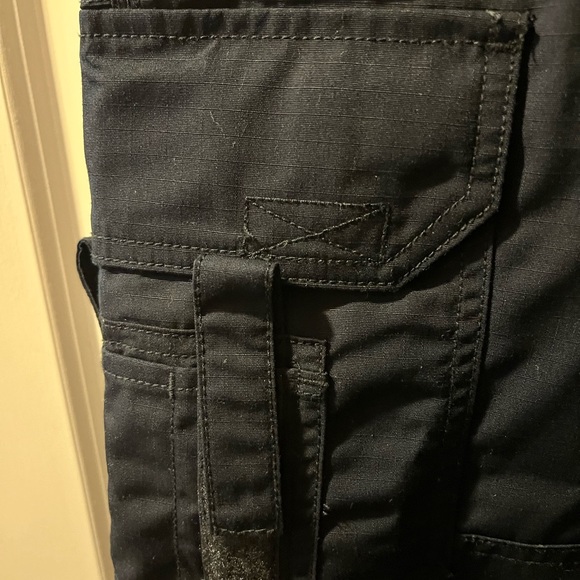 Gently used Women’s 5.11 Tactical EMS pants. Excellent condition.  Navy. size 6L - Picture 5 of 11